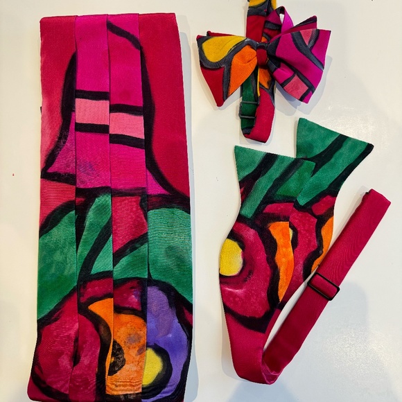 Silk Cummerbund with 2 matching bow ties. - Picture 1 of 1